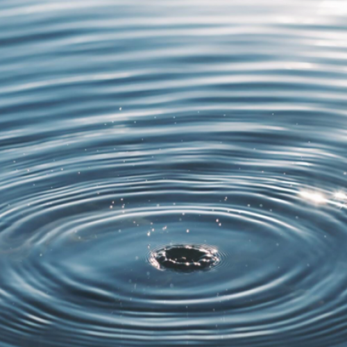 What is the difference between water quality sensors powered by solar power and water quality sensors powered by traditional power?